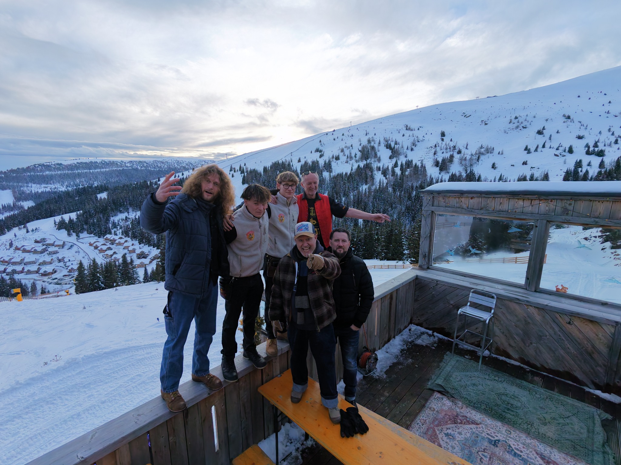 Teamfoto mit Aussicht – Tanzstatthütte Lachtal